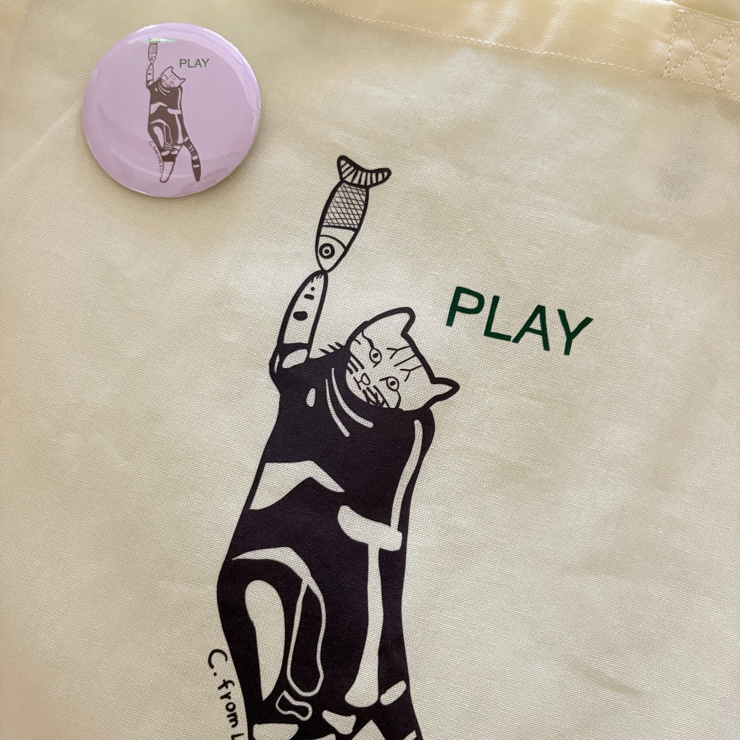PLAY Tote Bag 缶バッジ付き（ララ子）