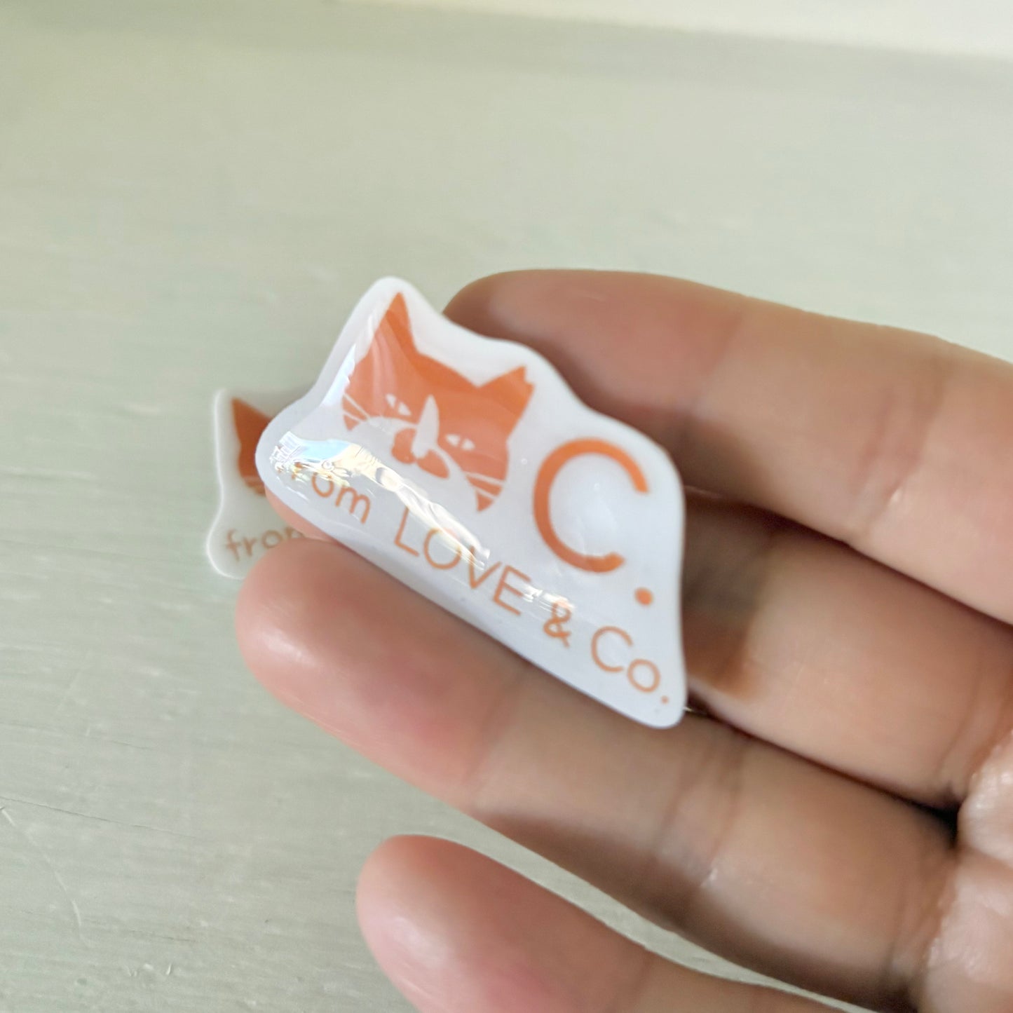 C. ロゴ ハンドメイドブローチ