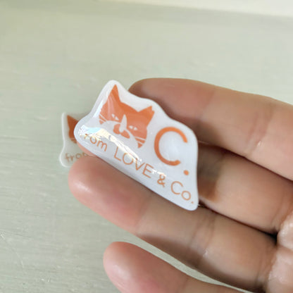 C. ロゴ ハンドメイドブローチ